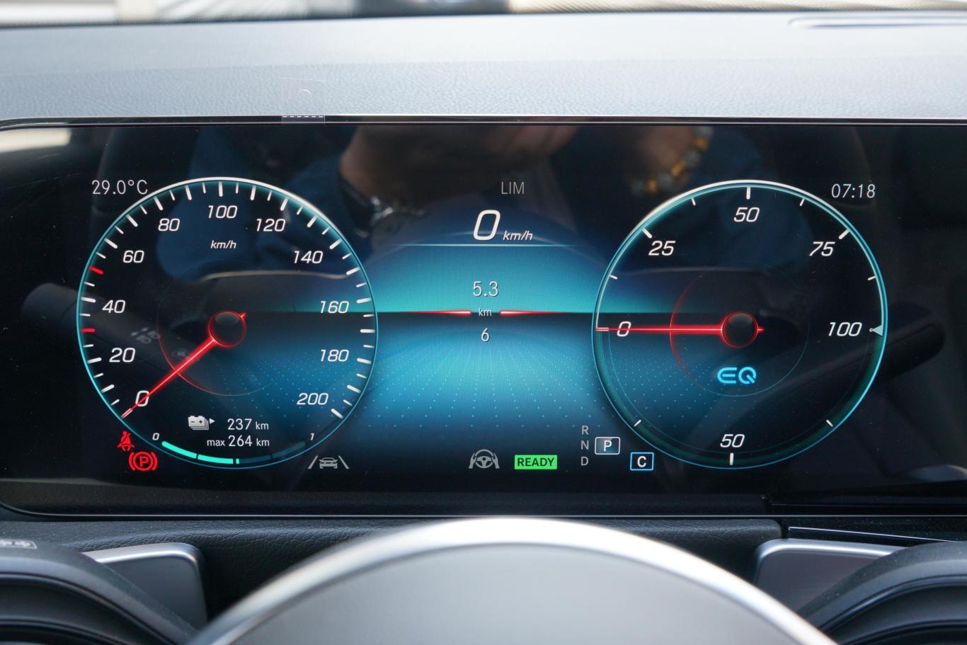 奔驰eqbeqb 350 4matic仪表盘