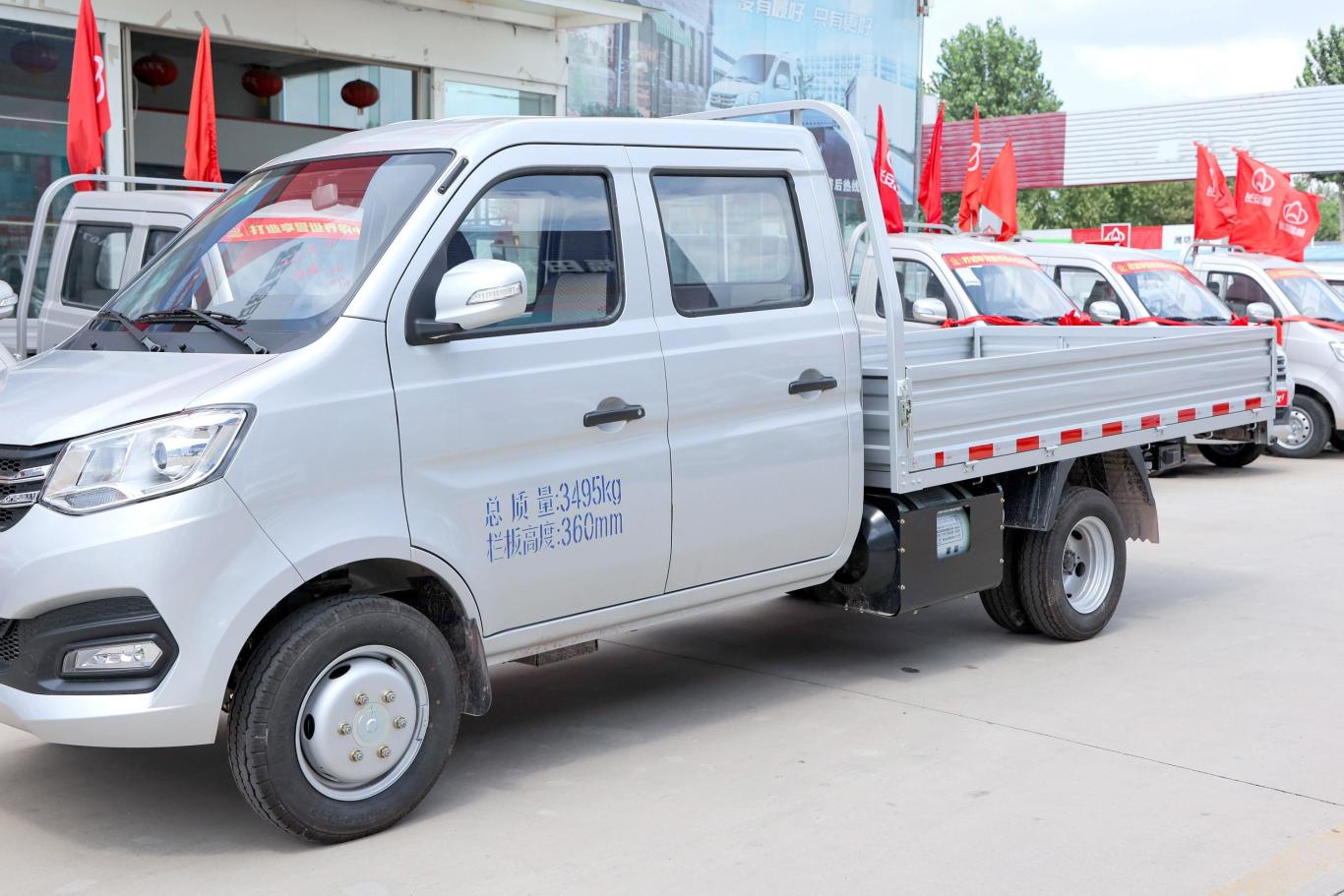 跨越王x1东安1.6l 104马力 3400轴距 双排载货汽车双后轮 国Ⅵ外观