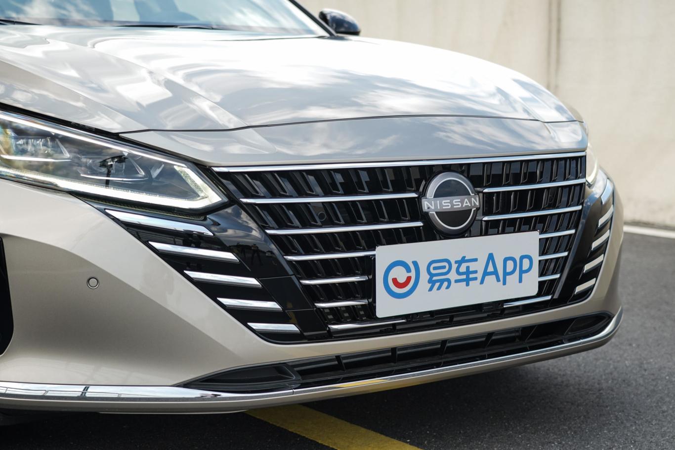 天籁2.0t xv 尊享版前格栅侧俯拍