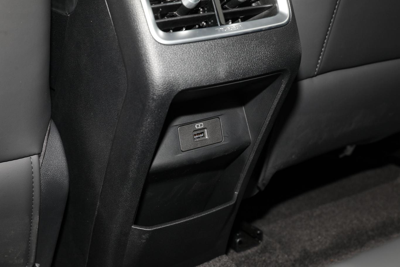 瑞虎8鲲鹏版 1.6t 双离合卓越版 5座后排充电口