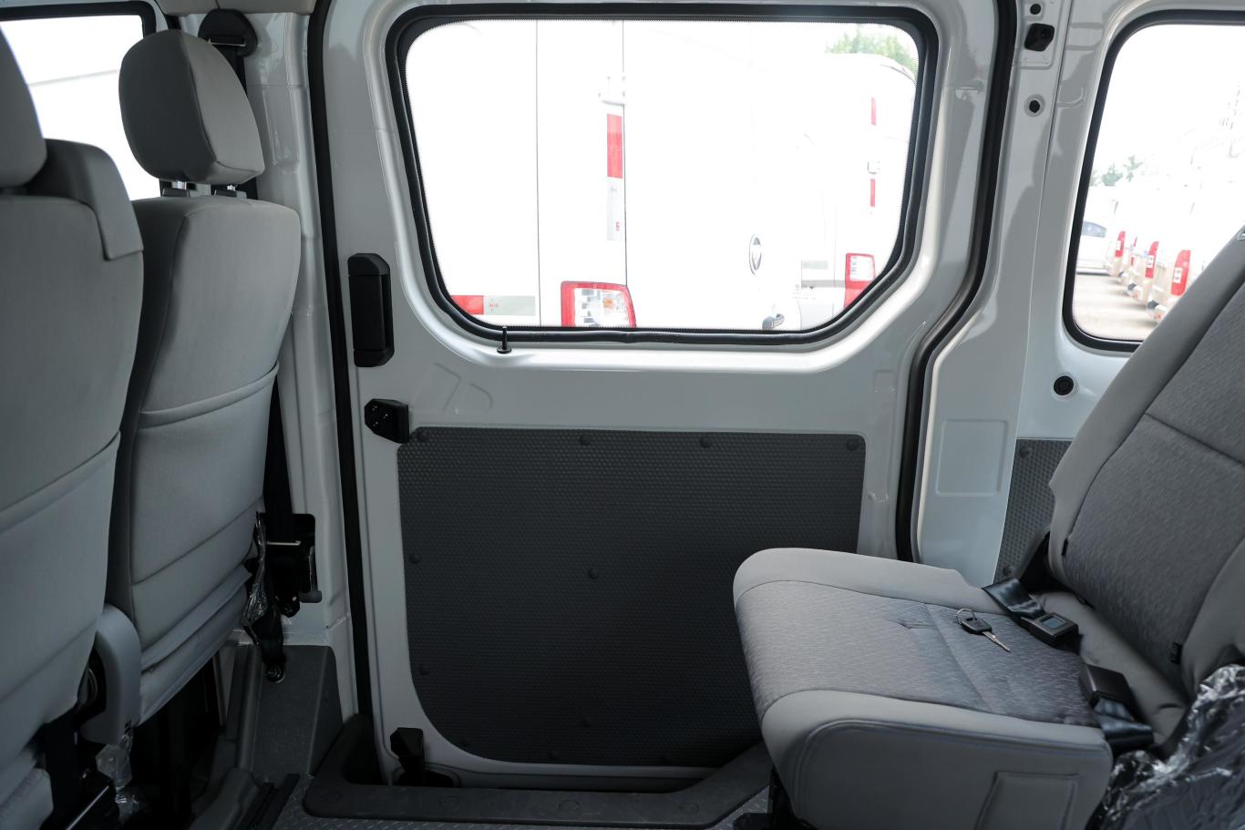 图雅诺改款 通途多功能 2.0t 手动短轴低顶后单胎 5/6/9座空间