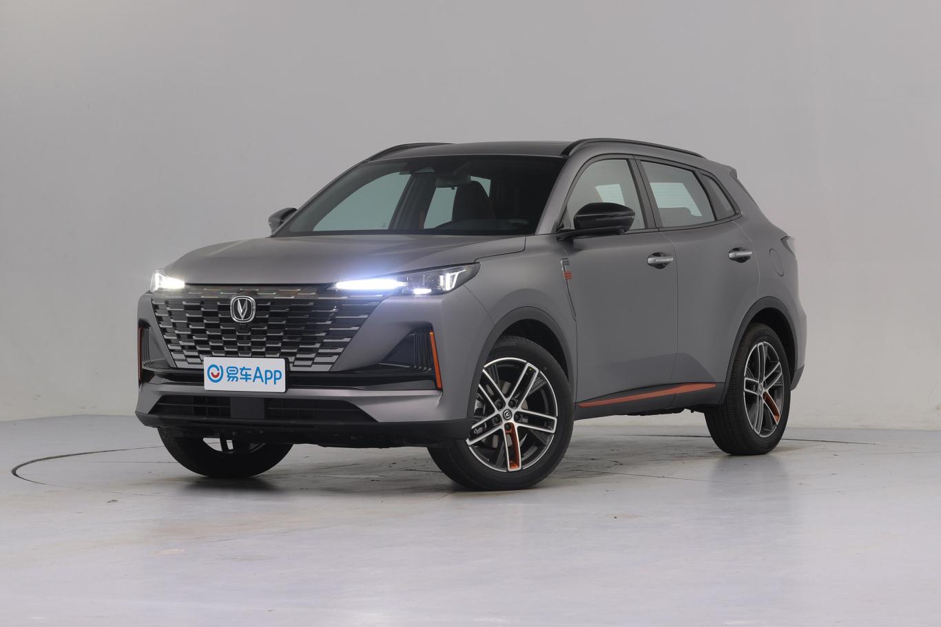 长安cs55plus1.5t 双离合风暴灰限量版侧前45度车头向左水平
