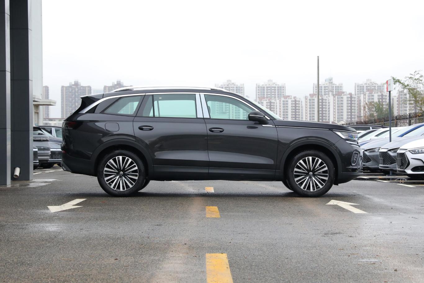 【揽巡330TSI 两驱豪华巡逸版正侧车头向右水平图片-汽车图片大全】-易车