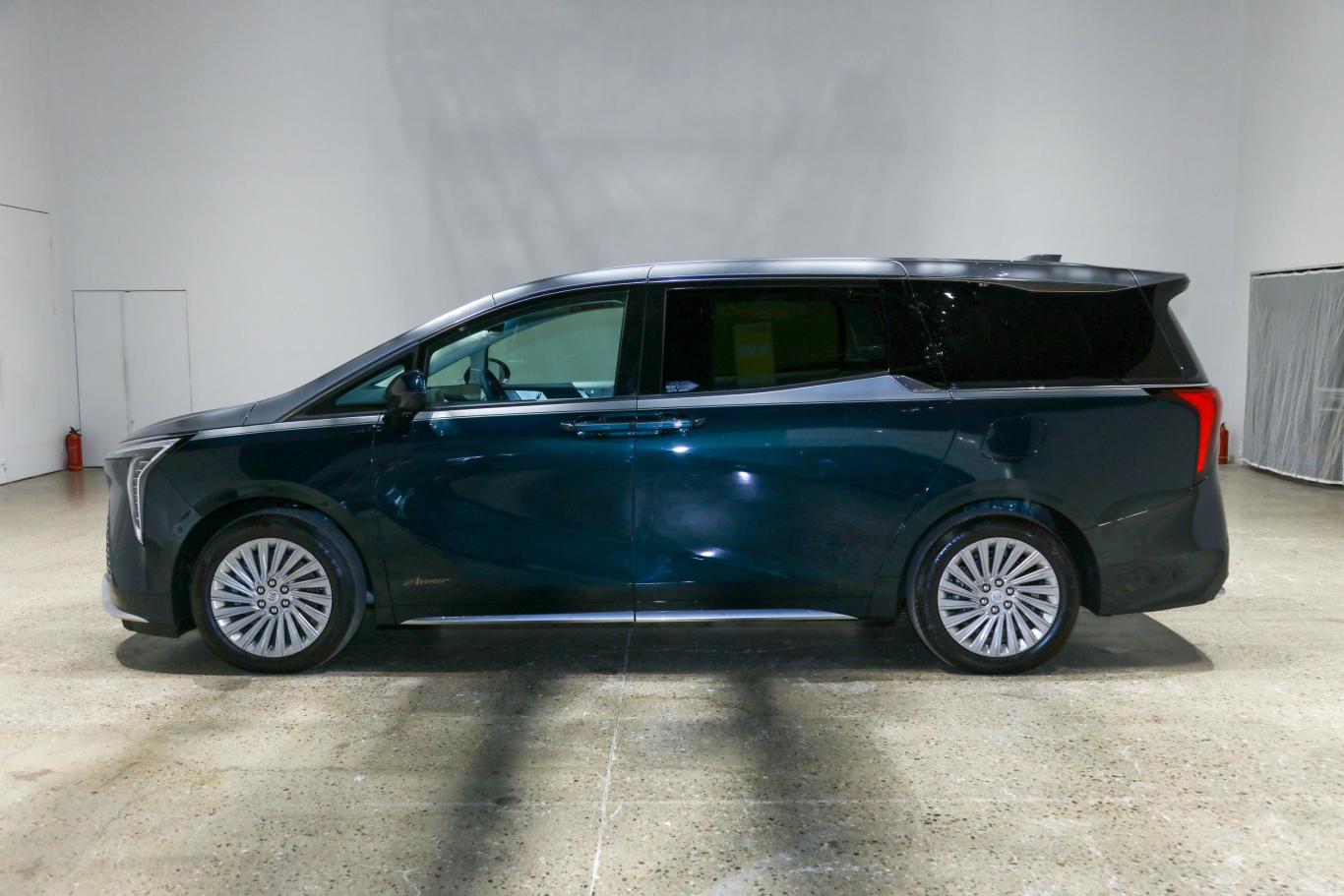 世纪avenir艾维亚 2.0t 私享版 4座正侧车头向左水平