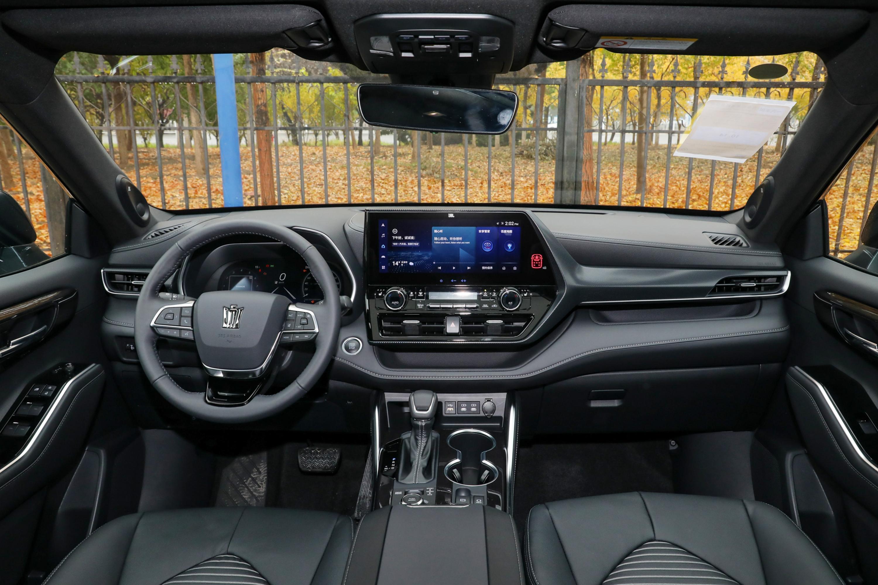 内饰方面,我个人认为皇冠陆放的设计十分符合目前的潮流趋向,譬如屏幕