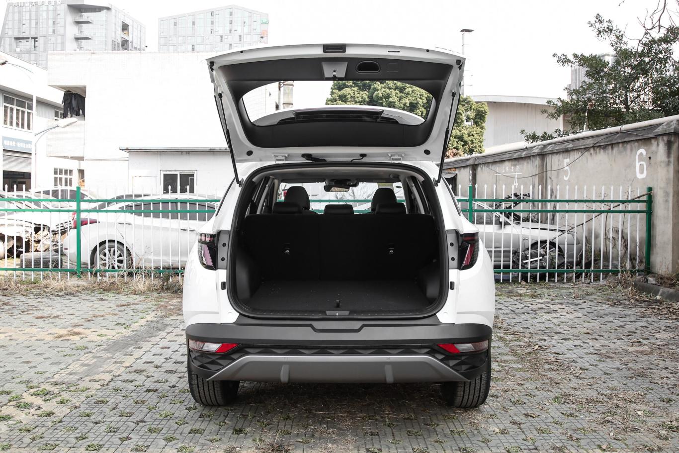 途胜途胜l 1.5t 自动两驱豪华版后备厢