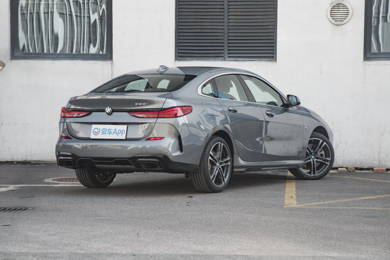 宝马2系四门轿跑车 225i m运动套装侧后45度车头向右水平