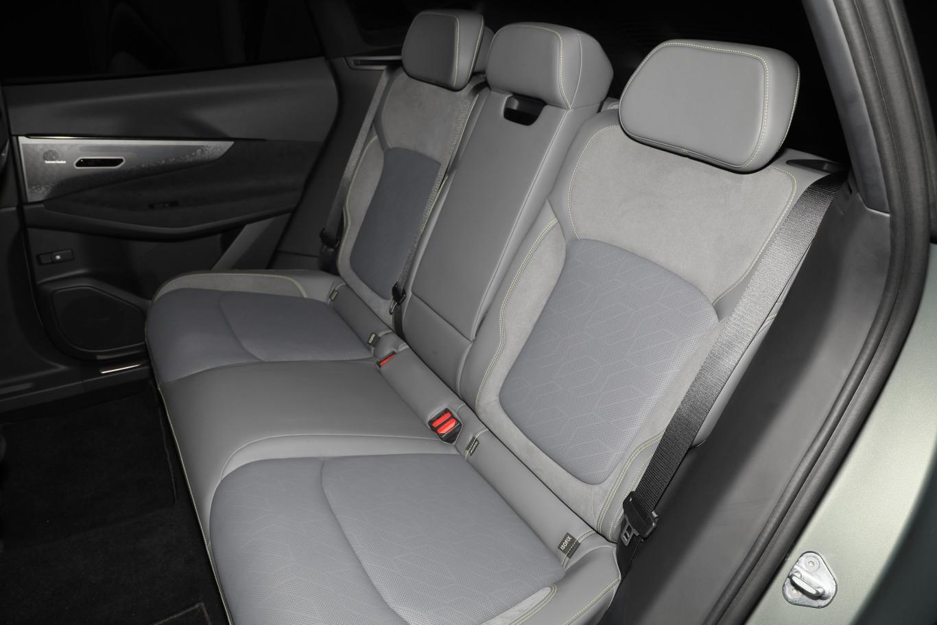 领克081.5t 245km 四驱顶配版后排座椅