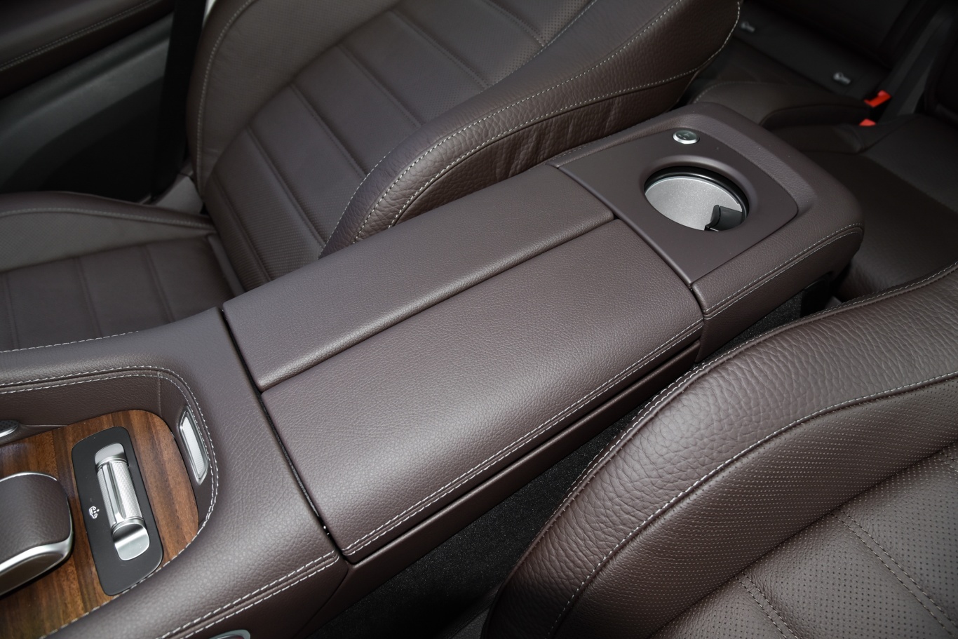 奔驰gls改款 gls 450 4matic 豪华型前排中央扶手