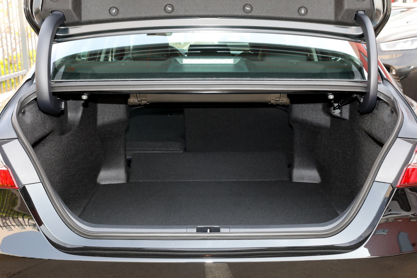 凯美瑞2.5g 豪华版后备厢