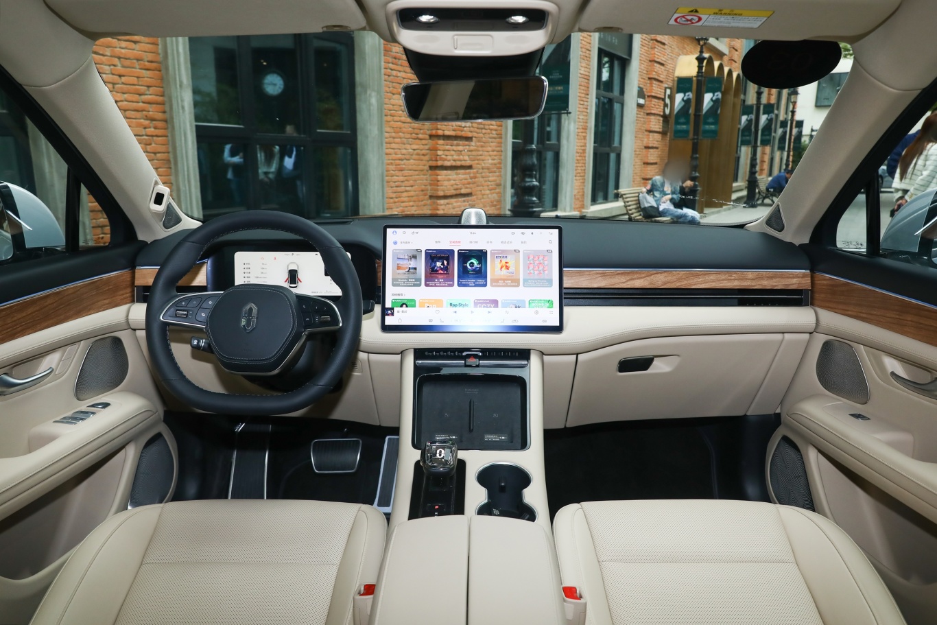 问界M5 EV将于9月初发布！华为高管余承东:全世界颜值最高的SUV__财经头条