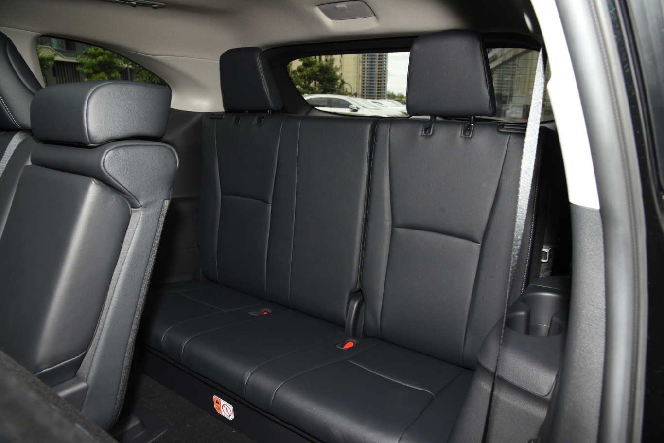 汉兰达双擎 2.5l 四驱尊贵版 7座第三排座椅