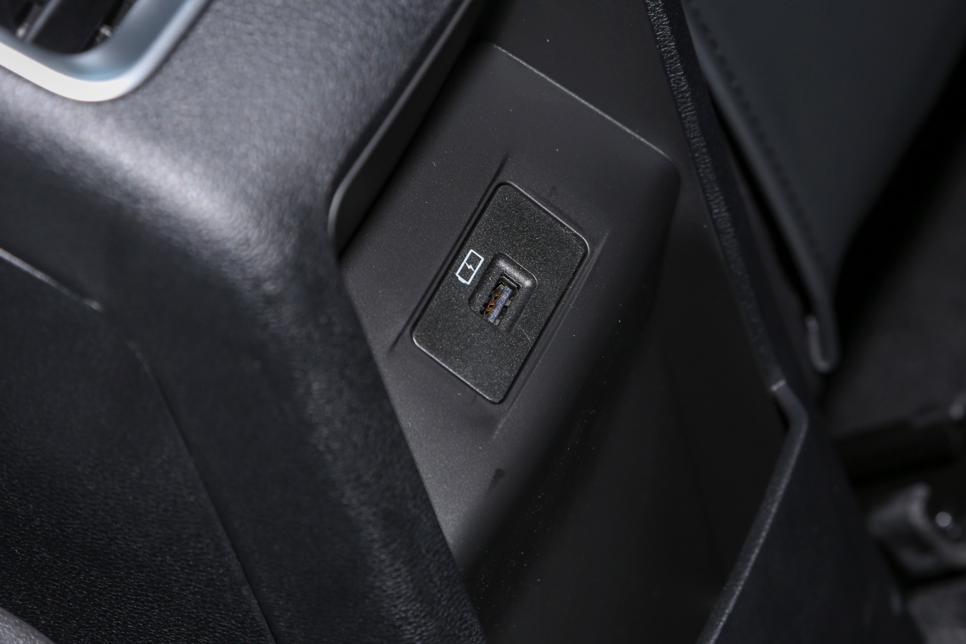 瑞虎8 plus290tgdi 双离合两驱豪情版后排充电口