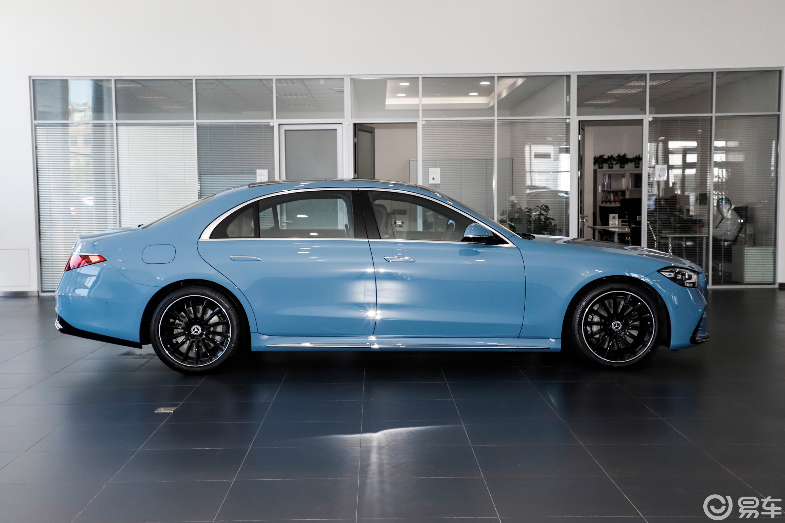 【奔驰S级S 500 L 4MATIC 匠心高定版正侧车头向右水平图片-汽车图片大全】-易车