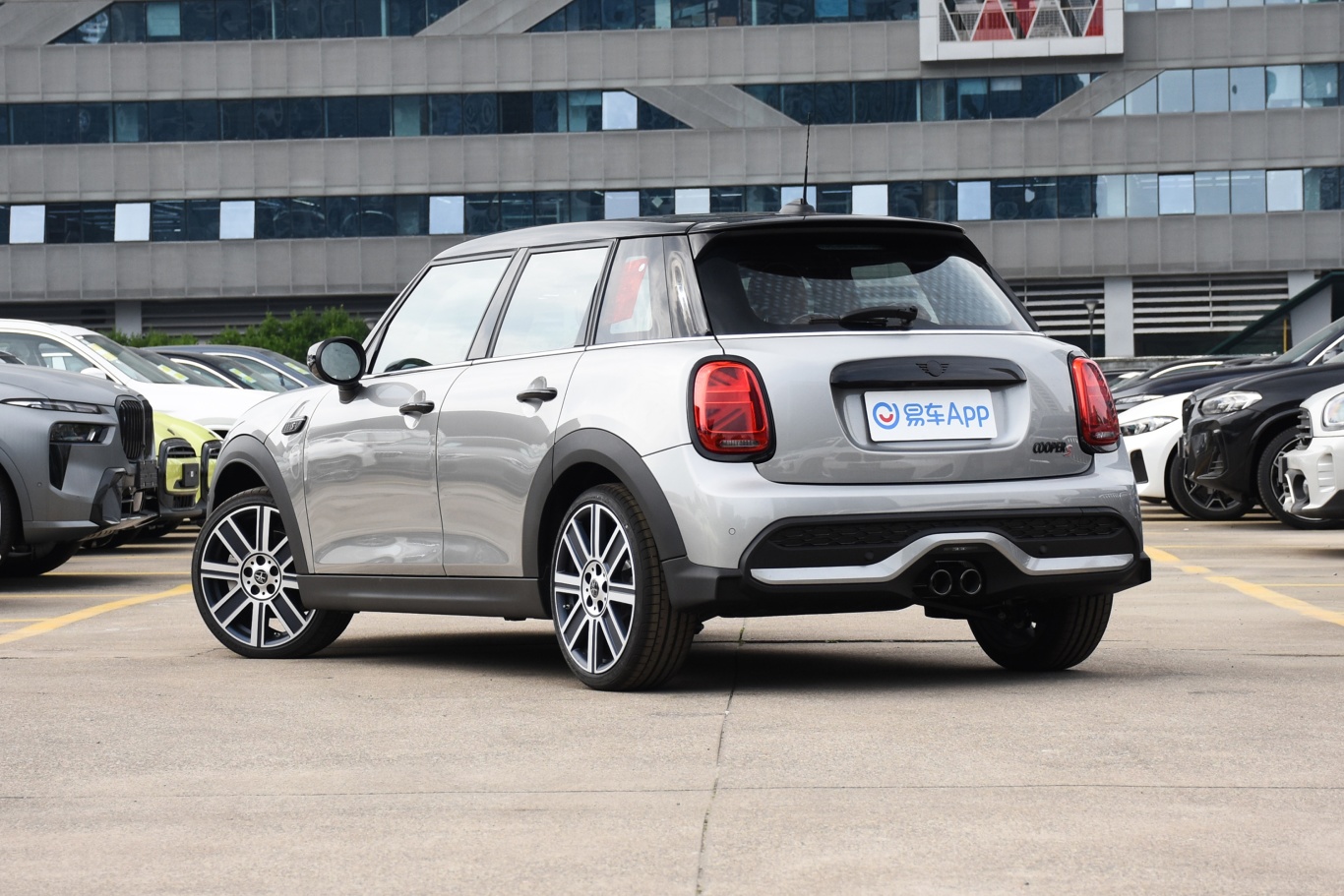 【MINI改款 2.0T COOPER S 艺术家 五门版侧后45度车头向左水平图片-汽车图片大全】-易车