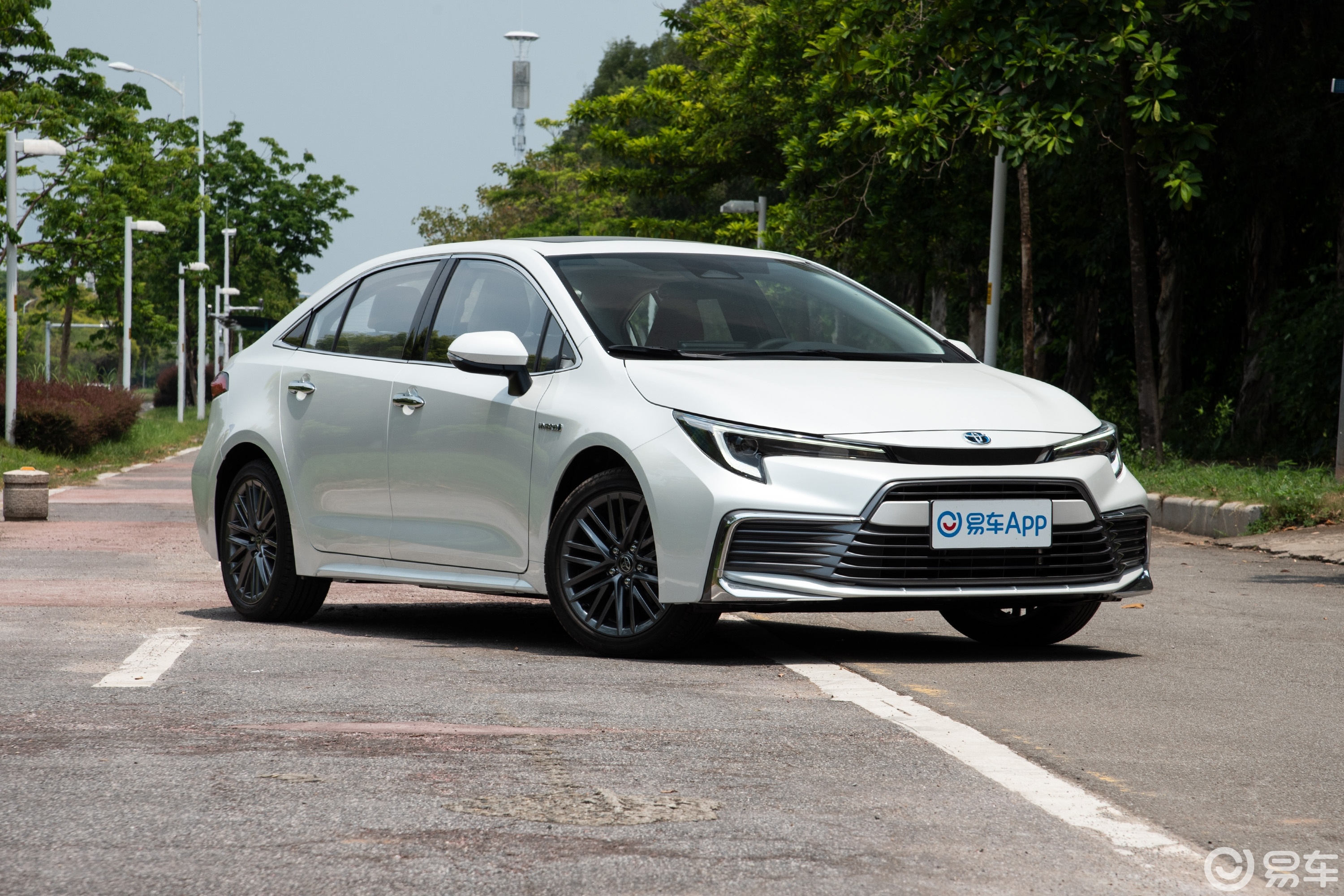 【凌尚双擎 2.0L 尊贵版侧前45度车头向右水平图片汽车图片大全】易车