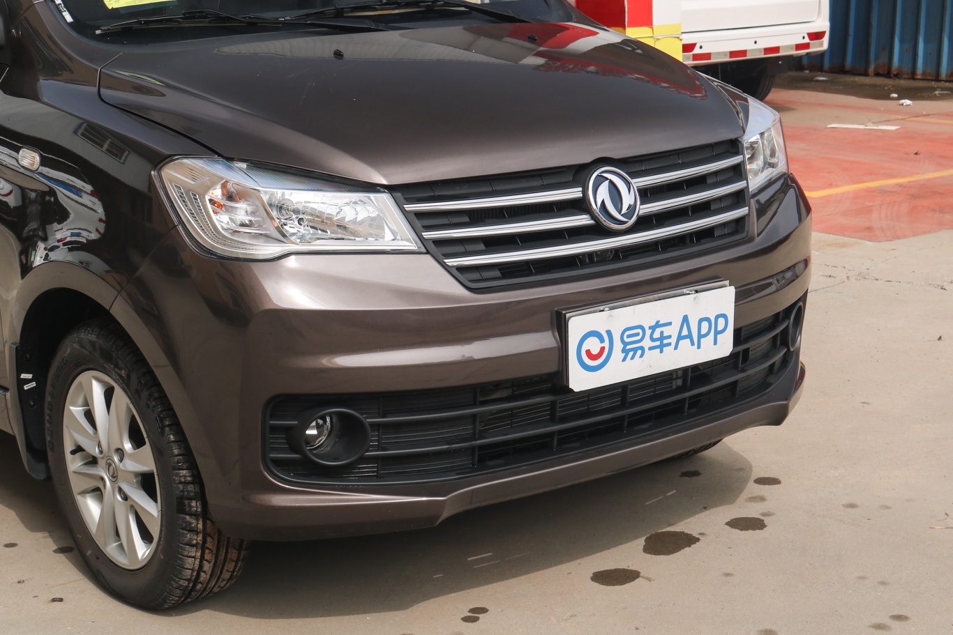 风光330330s 1.5l 舒适型 5座前格栅侧俯拍