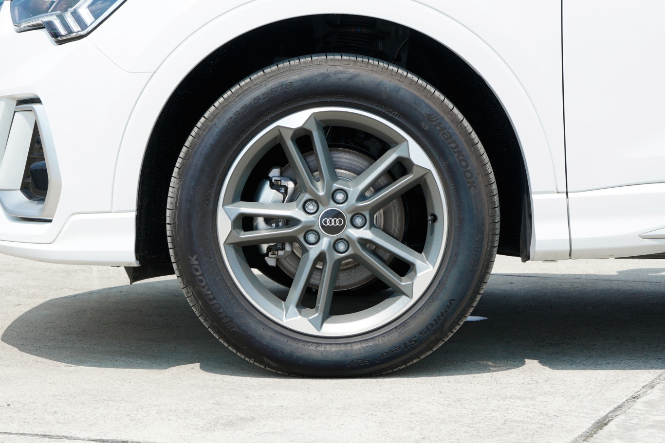 奥迪q335 tfsi 进取动感型前轮毂造型