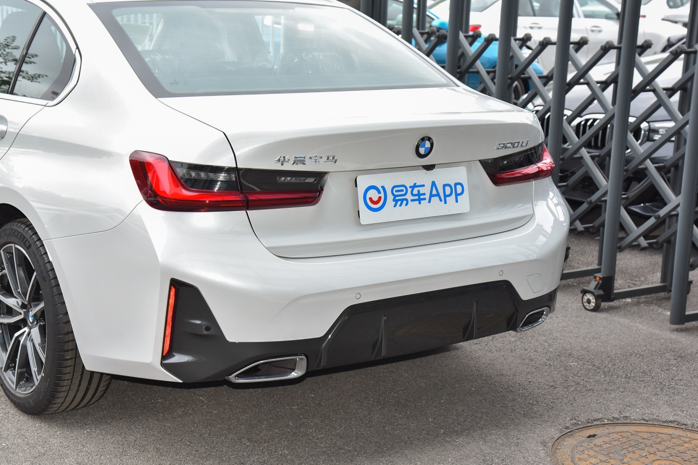 宝马3系320li m运动套装车尾特写