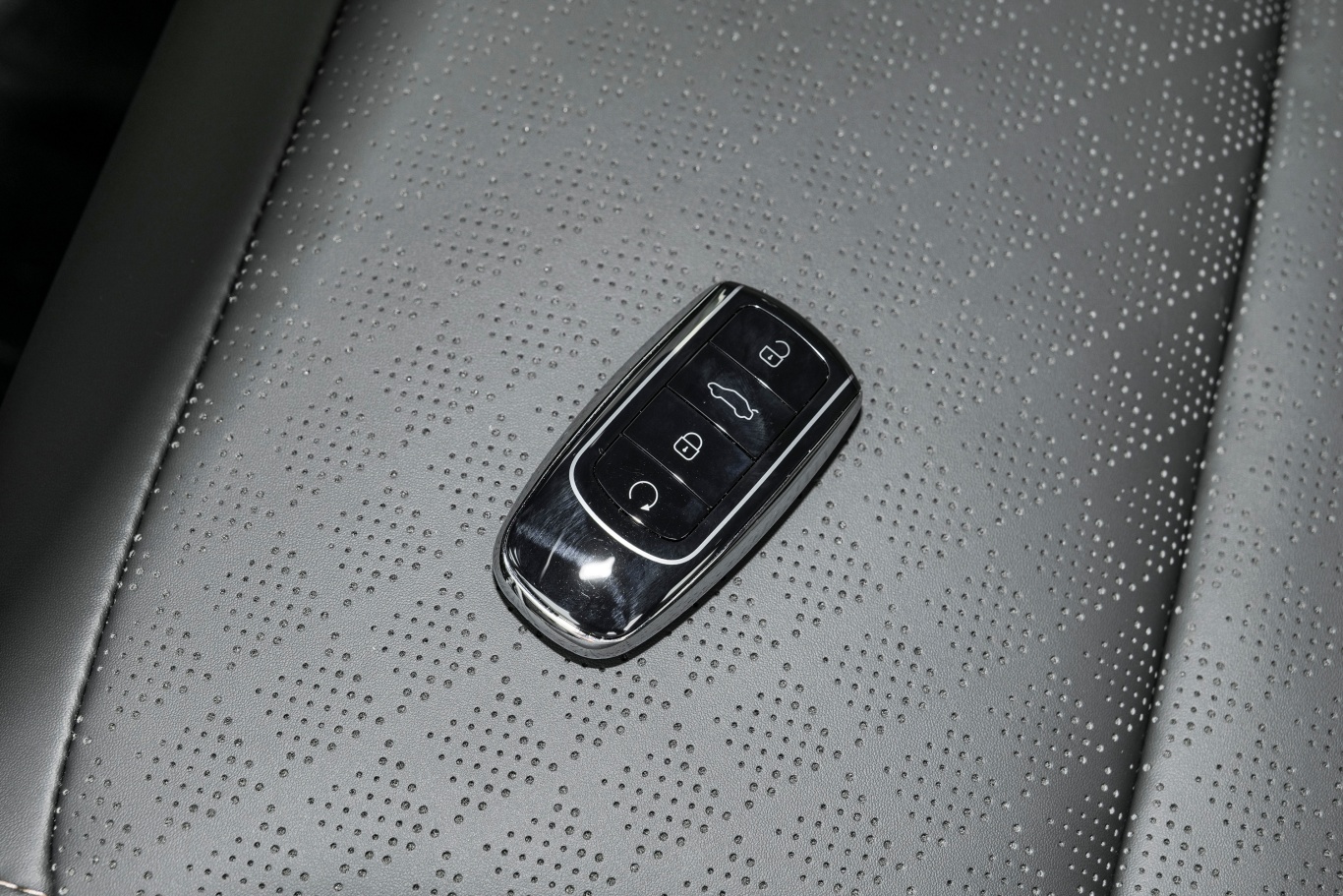 瑞虎8荣耀版 230tci 手动进阶版 7座钥匙正面