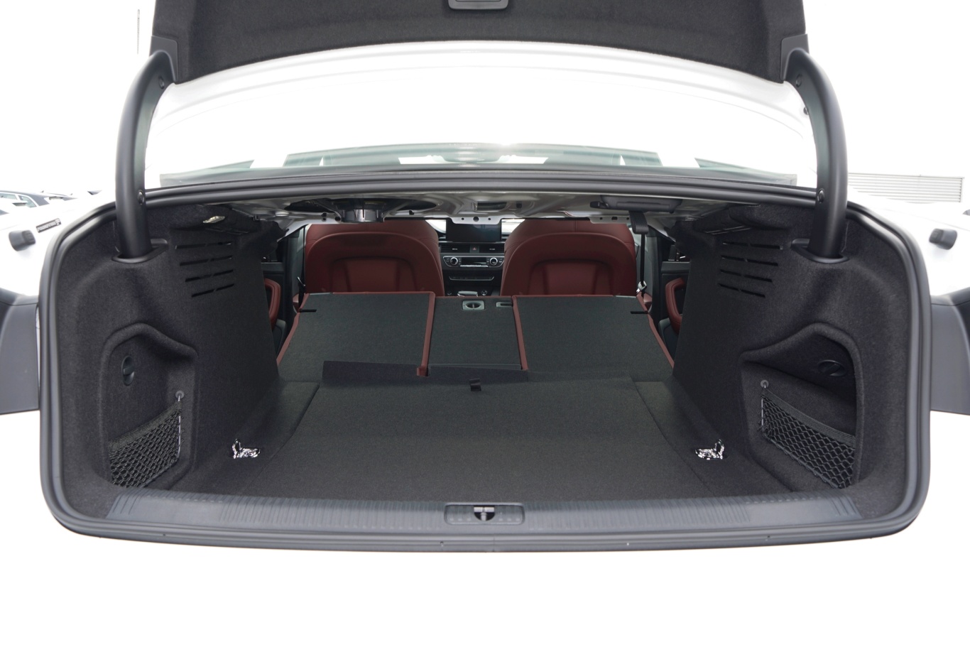 奥迪a4l40 tfsi 豪华动感型两排全部放倒