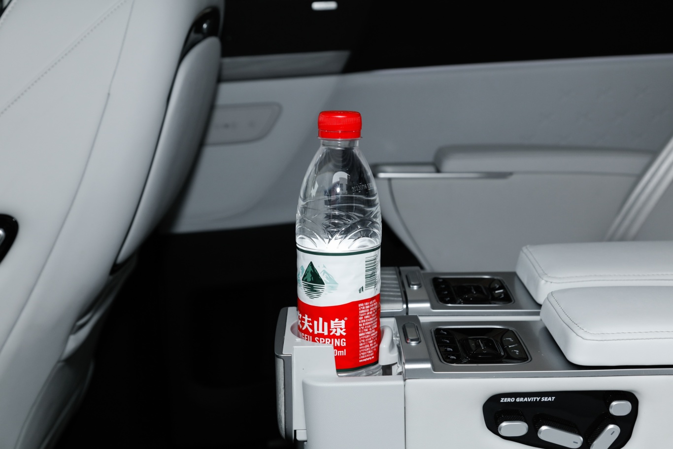 【小鹏X9640 四驱高性能 Max后排(第二排)杯架图片-汽车图片大全】-易车