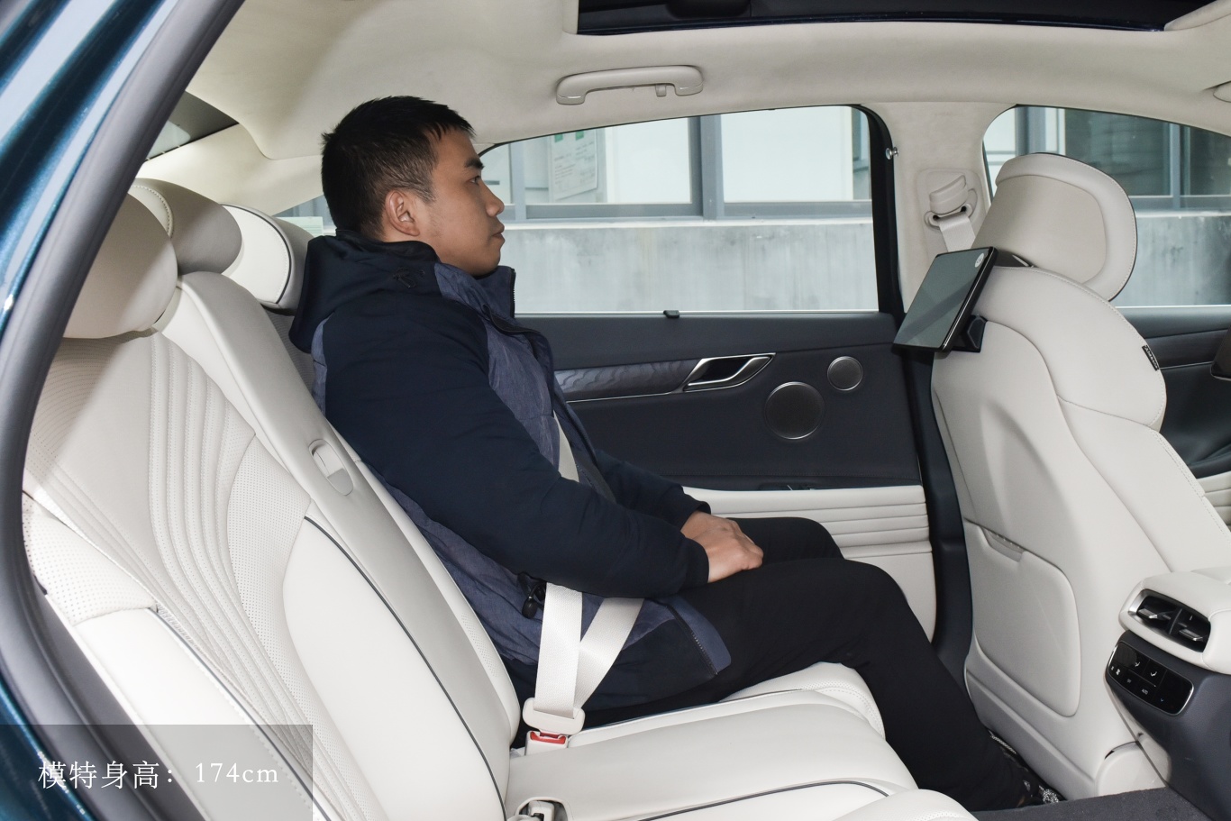 【捷尼赛思G802.5T 四驱旗舰版后排空间体验图片-汽车图片大全】-易车