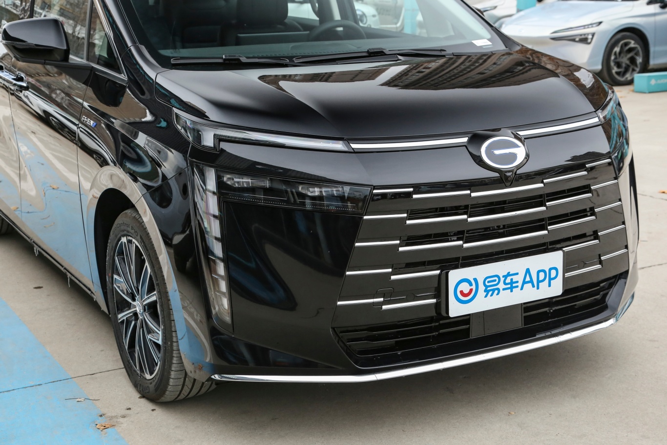 【传祺E8新能源1.8L 150km 悦享版前格栅侧俯拍图片-汽车图片大全】-易车