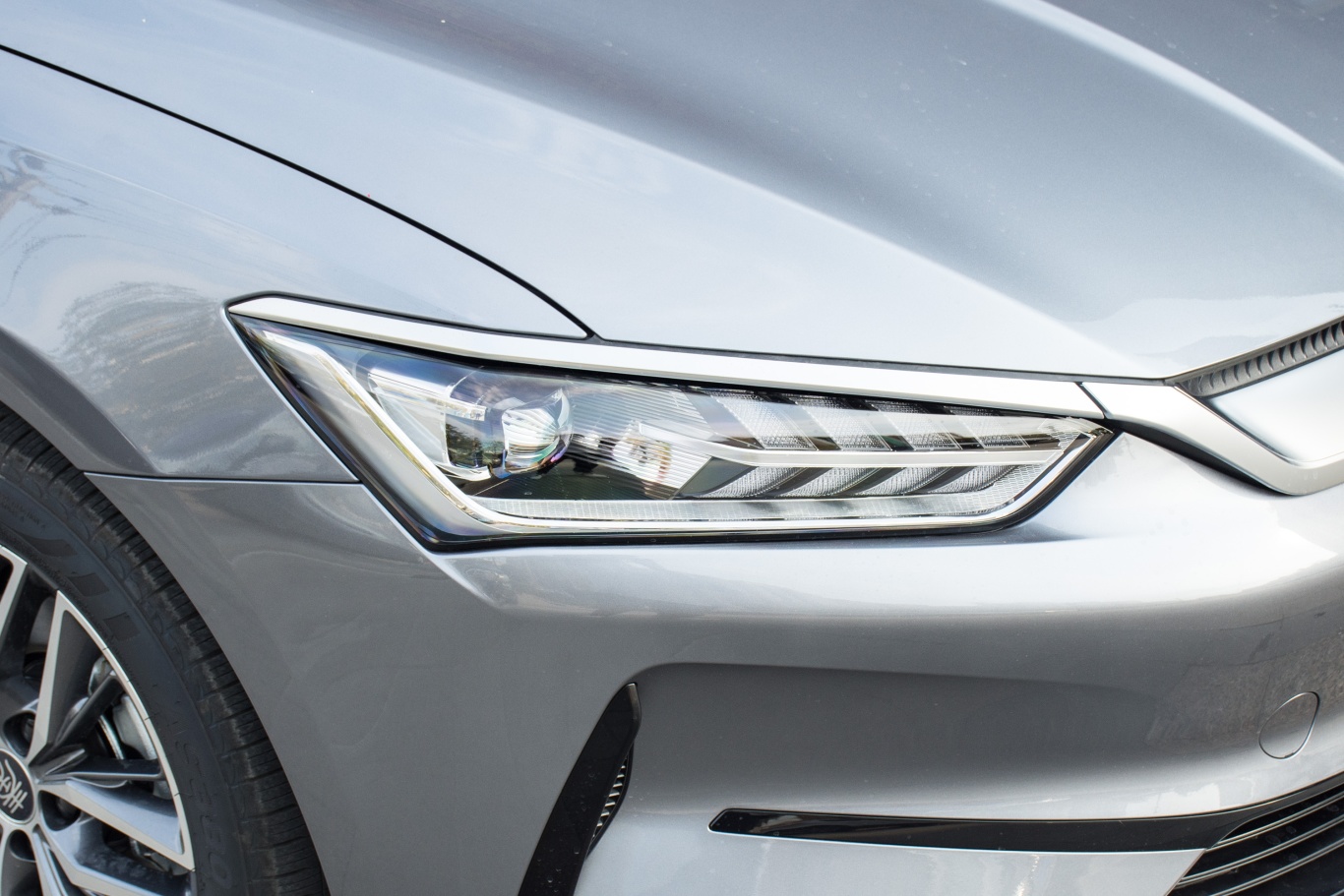 秦plus新能源ev 荣耀版 510km 领先型大灯侧45度俯拍