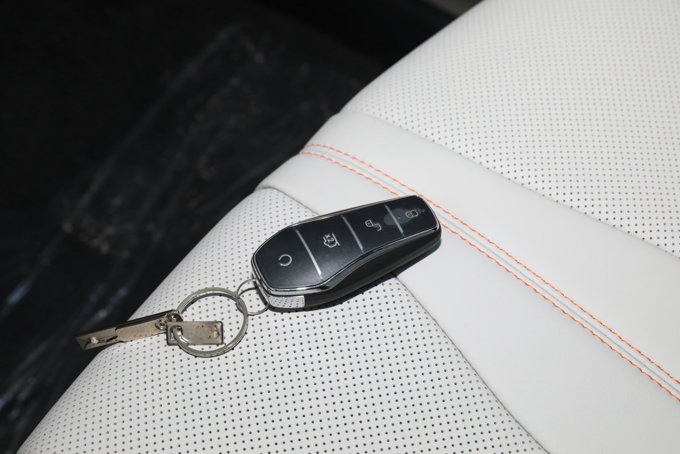 宋plus新能源ev 荣耀版 605km 旗舰plus钥匙正面