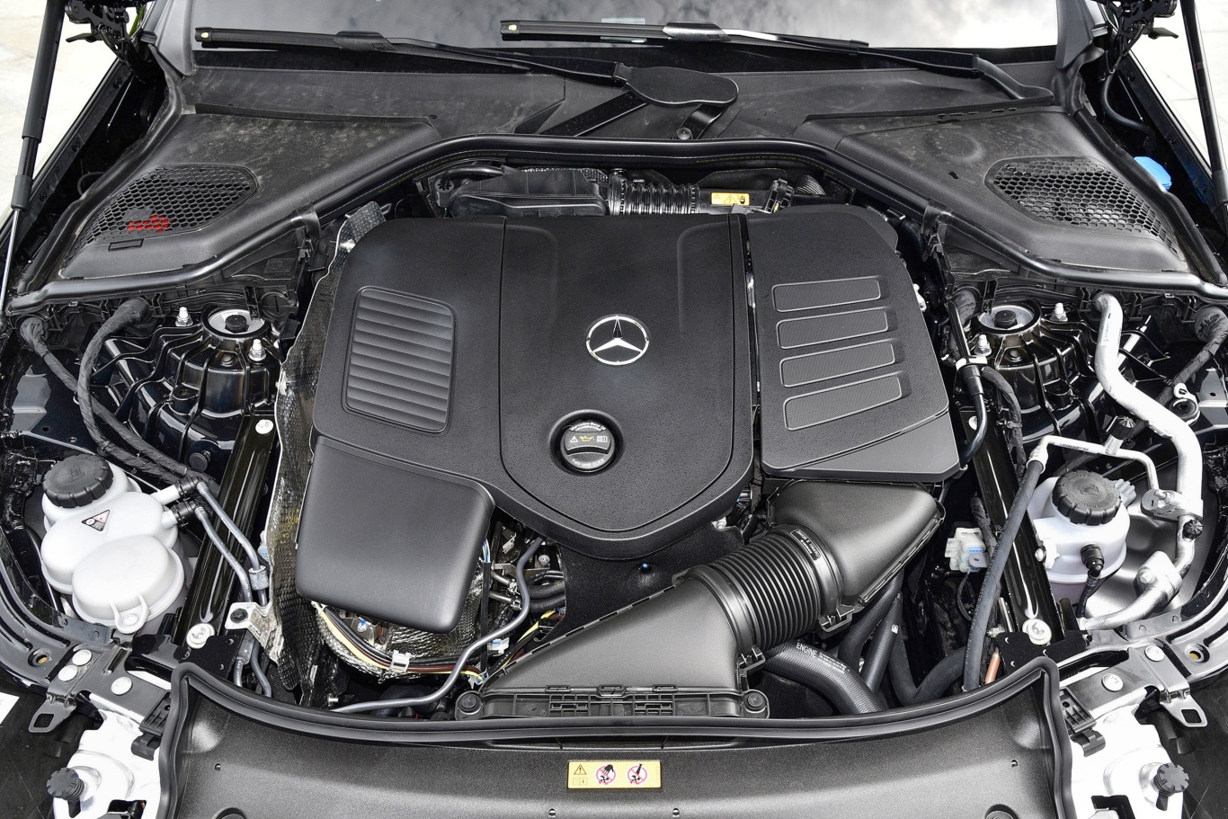 奔驰e级改款 e 300 l 运动时尚型发动机/电机特写