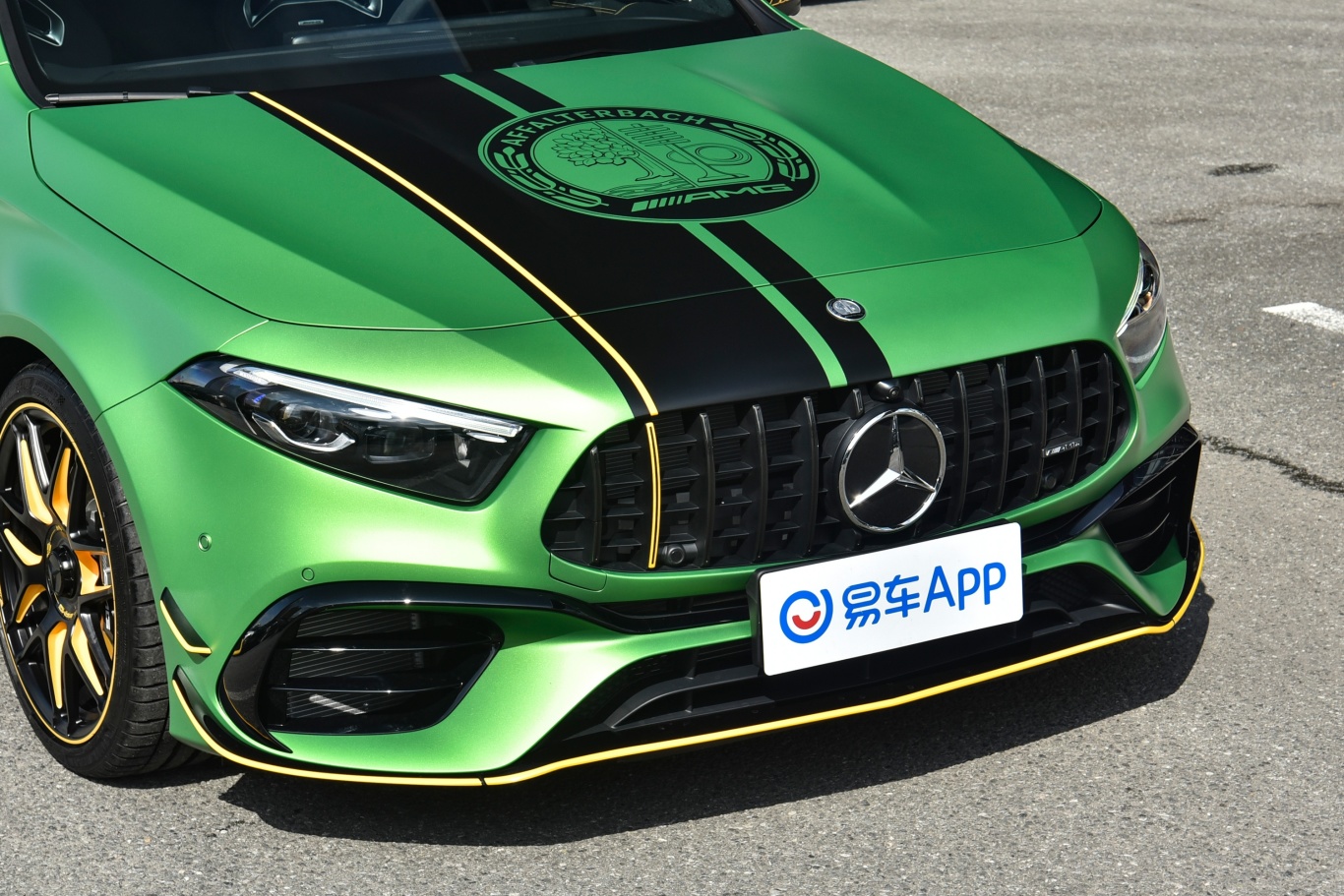 【奔驰A级 AMG(进口)AMG A 45 S 4MATIC+ 魔焰绿特别版前格栅侧俯拍图片-汽车图片大全】-易车