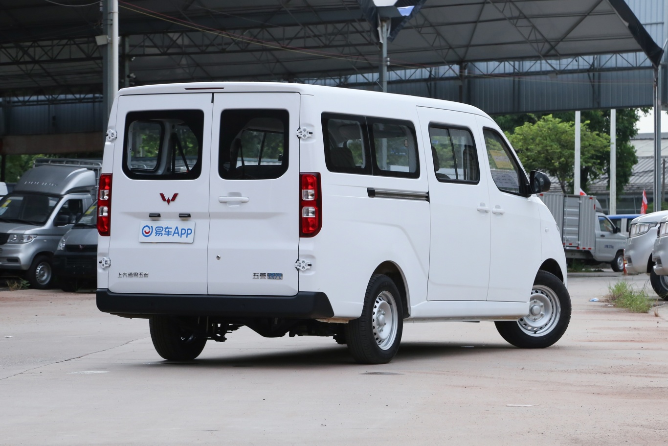 五菱扬光ev300km 舒适型客车版 电机75kw 6座侧后45度车头向右水平