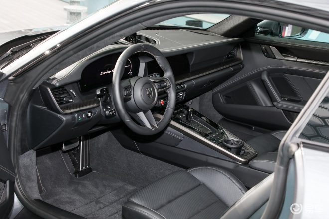 2025进博会：新款保时捷911 Turbo S亮相