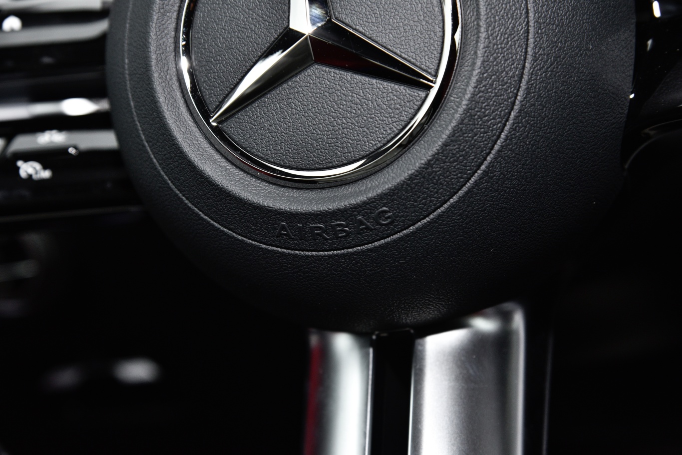 【奔驰CLECLE 300 4MATIC 豪华型轿跑车主驾安全气囊图片-汽车图片大全】-易车
