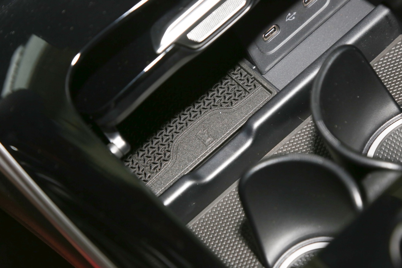 【奔驰CLECLE 300 4MATIC 敞篷轿跑车无线充电区图片-汽车图片大全】-易车