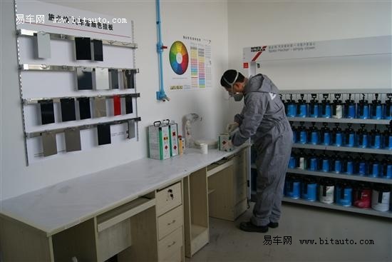 工人在车间调漆正如奥迪这个品牌一样,菏泽世泰奥迪4s店给我一种时尚
