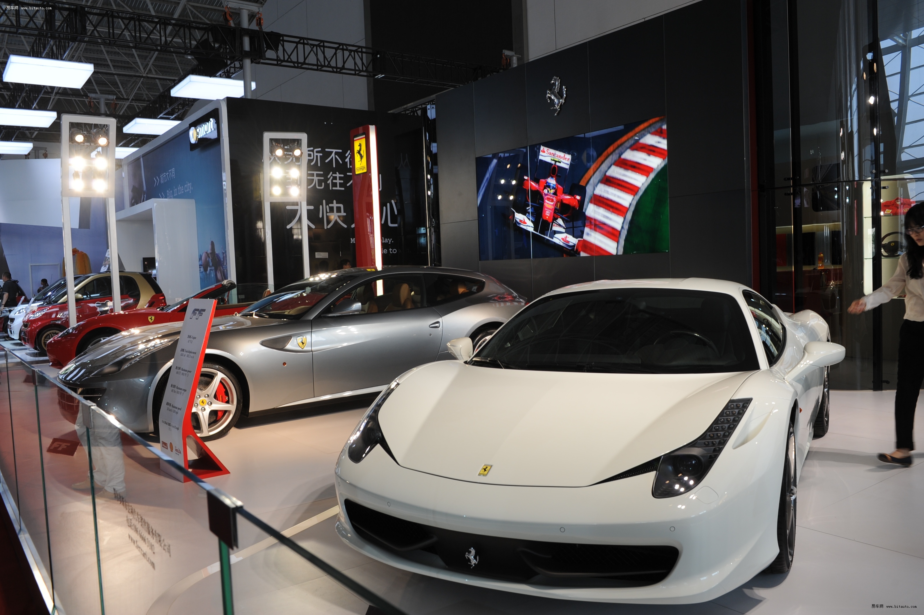 第三届鄂尔多斯国际车展迎来观展高峰