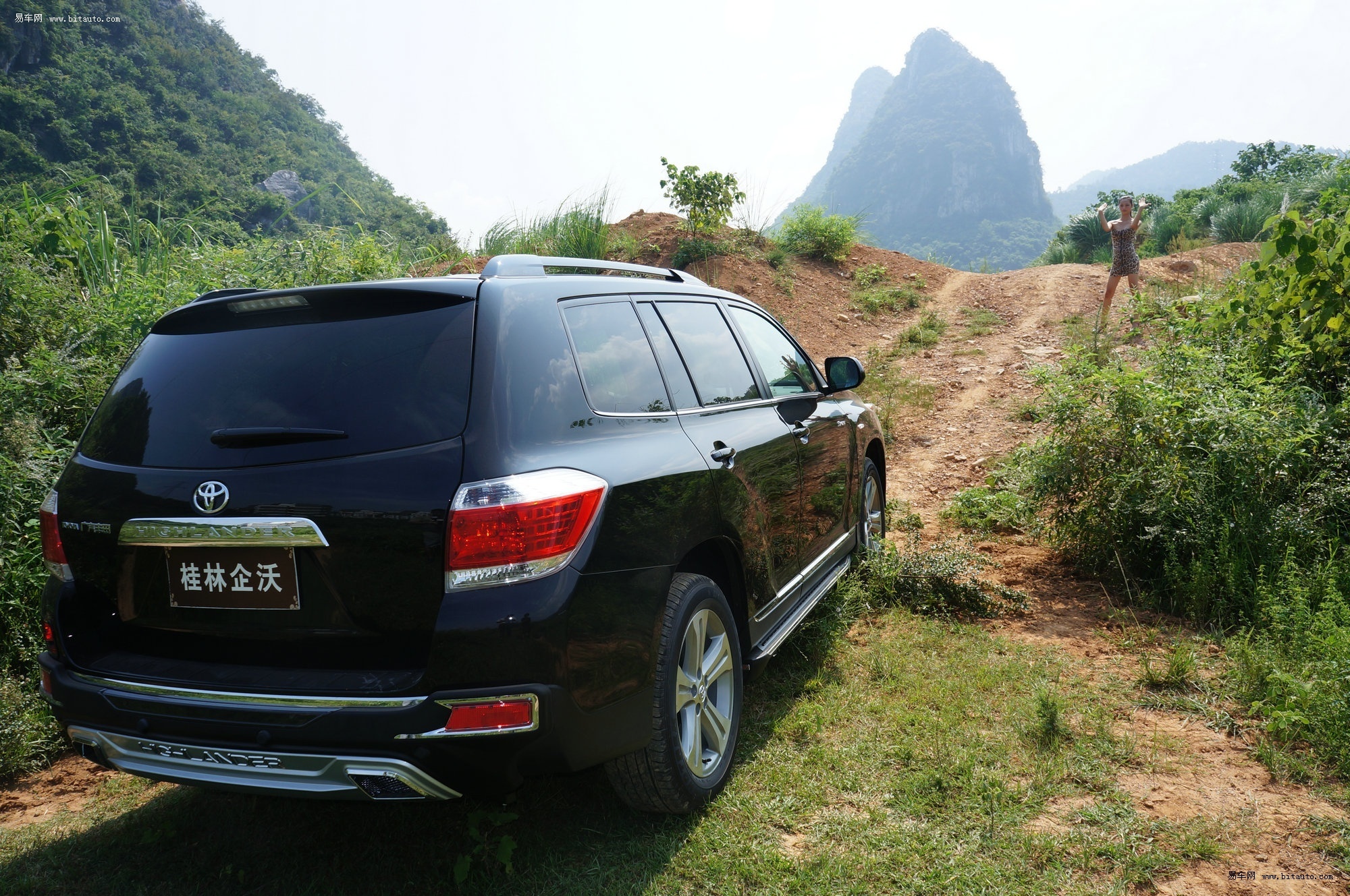 车模在指挥汉兰达爬坡