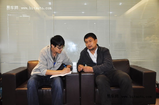 哈尔滨一汽森华汽车贸易有限公司总经理 王建东(右)接受易车网采访