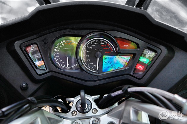 但这里要吐槽一下,由于仪表线束不够用,驾驶模式占用了挡位显示的接口