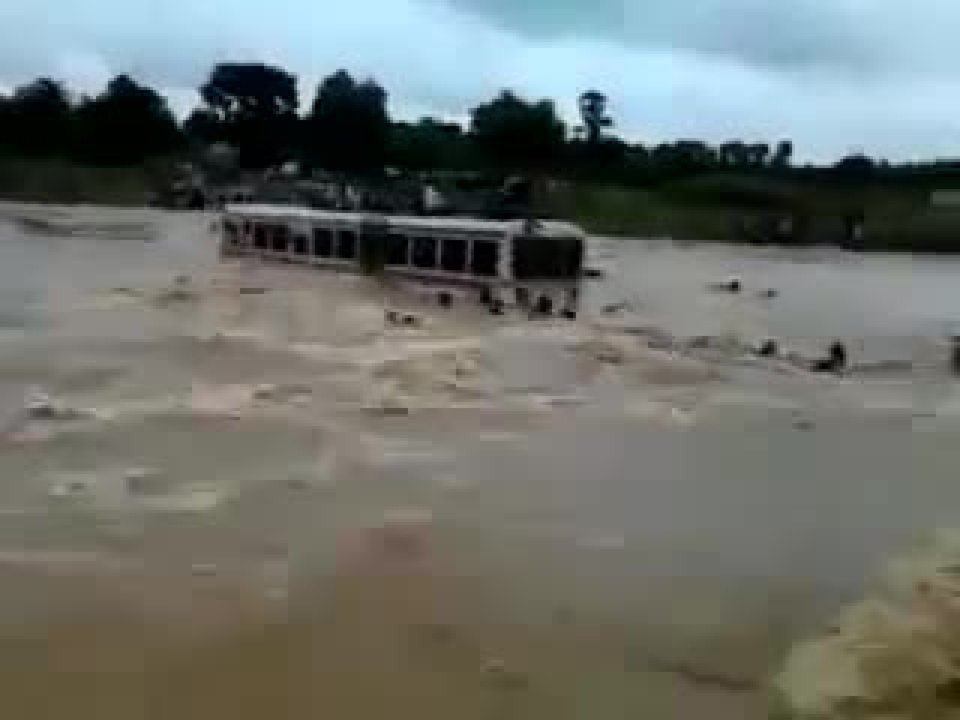 恐怖!实拍大巴一车人被洪水冲走全程