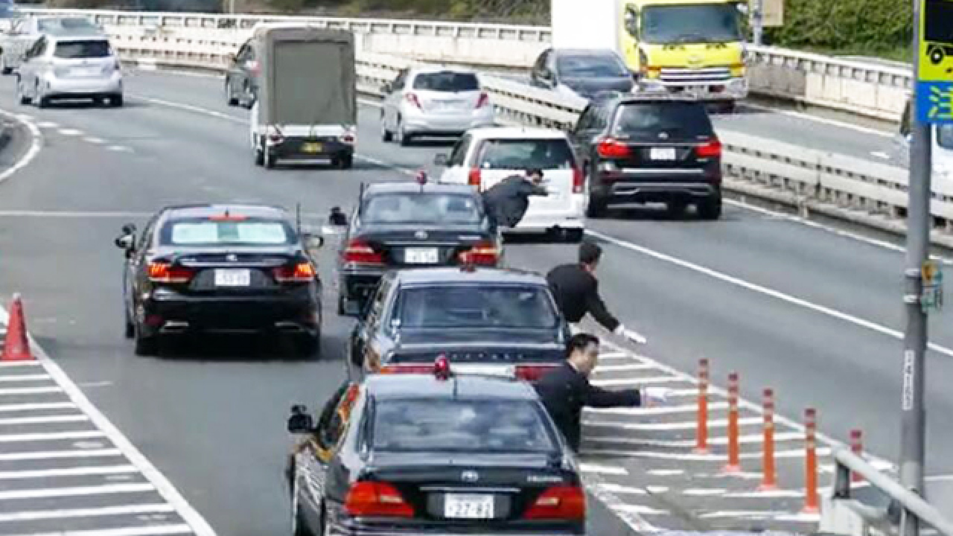 日本首相车队在公路上用最有礼貌方式的超车_易车视频