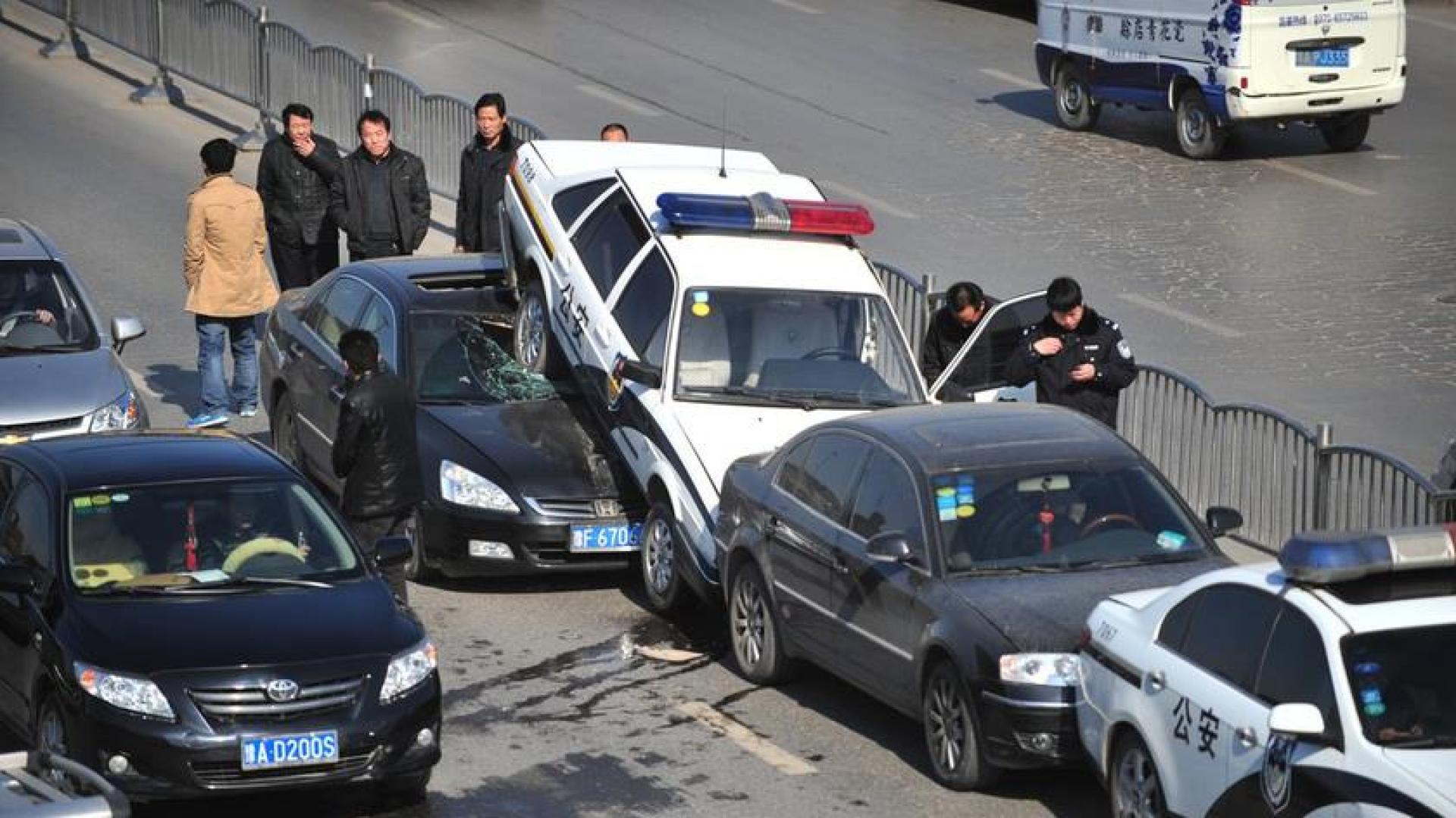 "飞来横祸" 说的就是这种车祸吧!