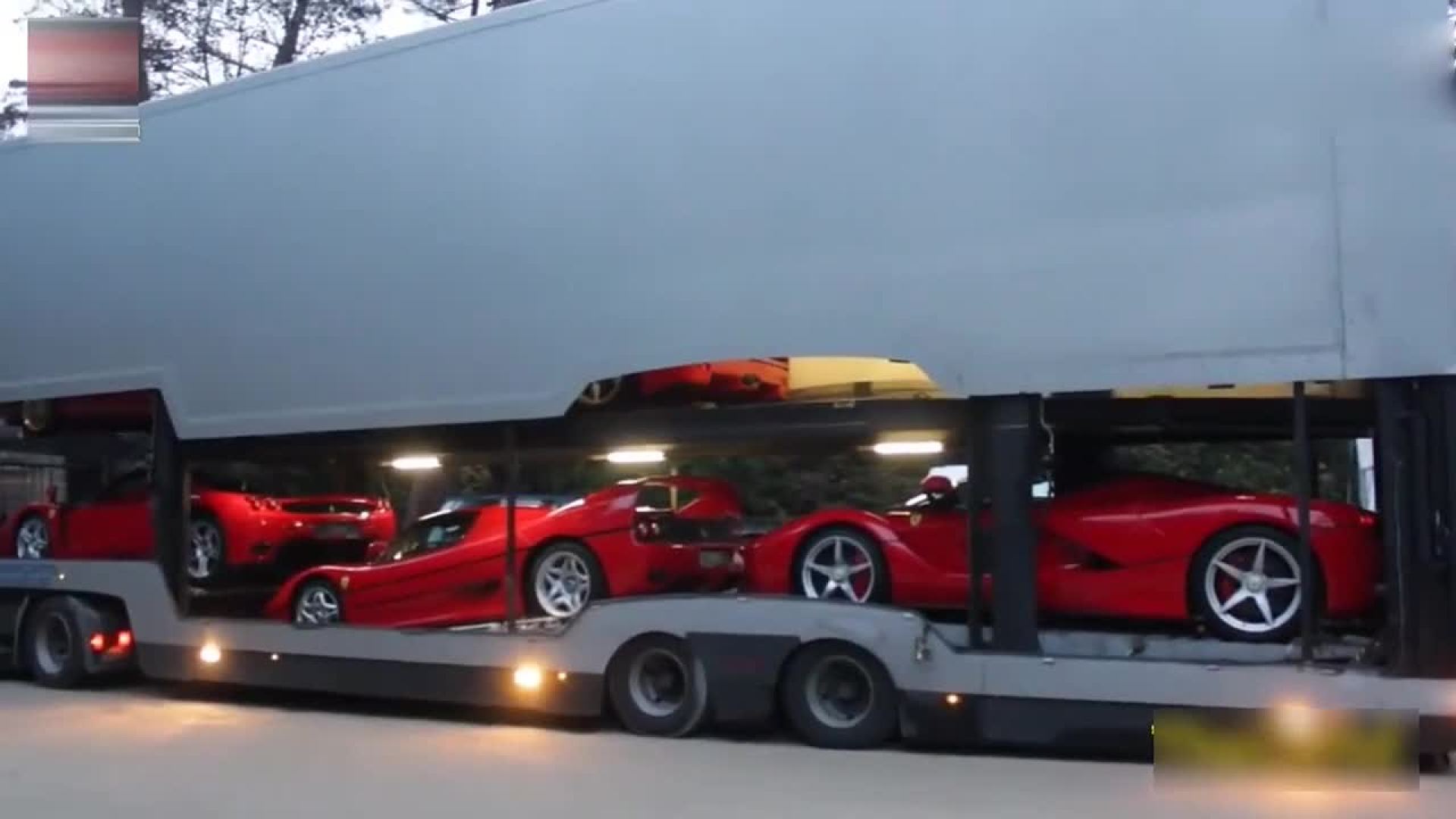 一个亿的法拉利运输车箱箱门升上去的一刻这不止一亿