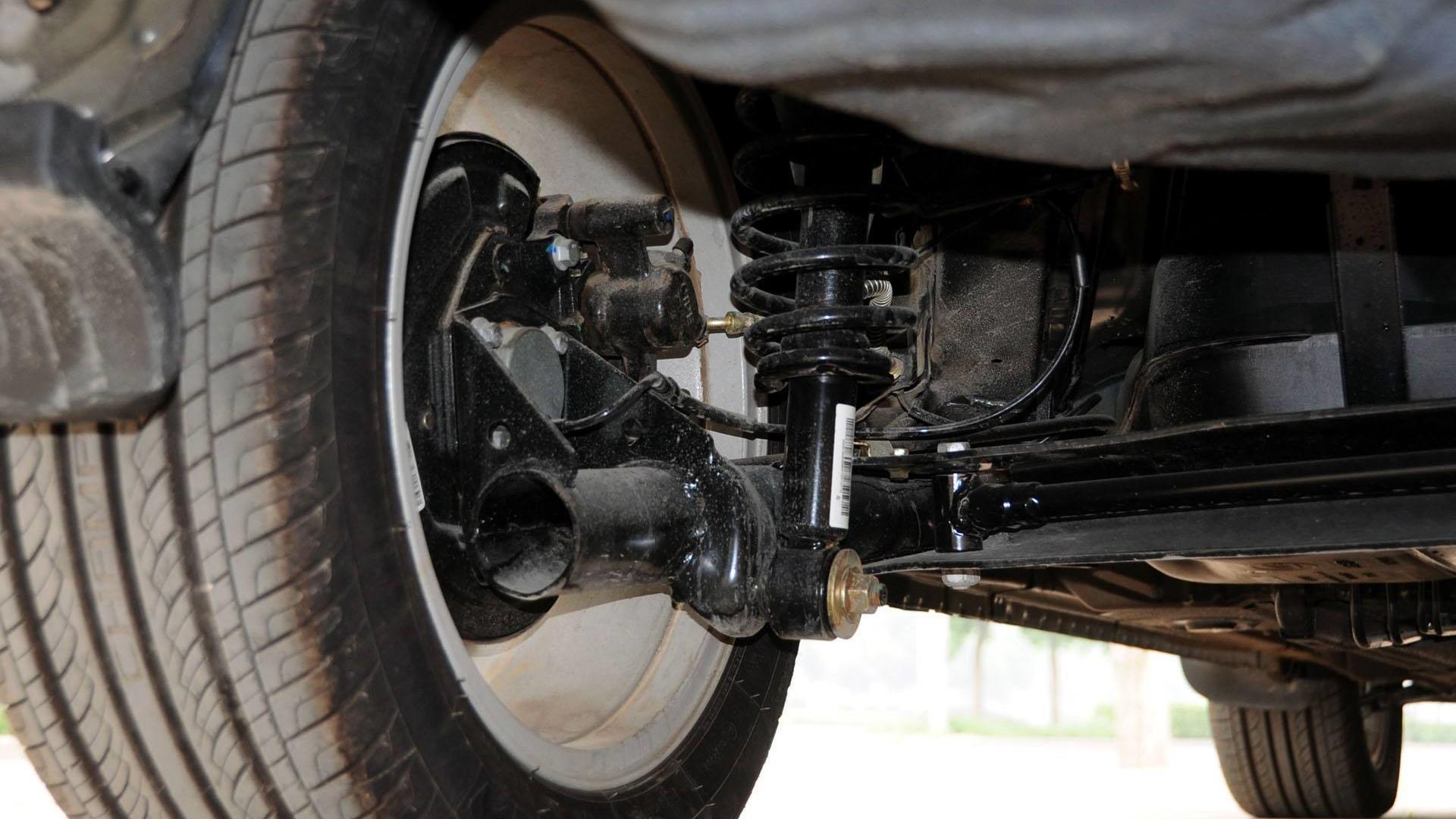 乘客下车时后悬挂异响,该怎样维修检查?