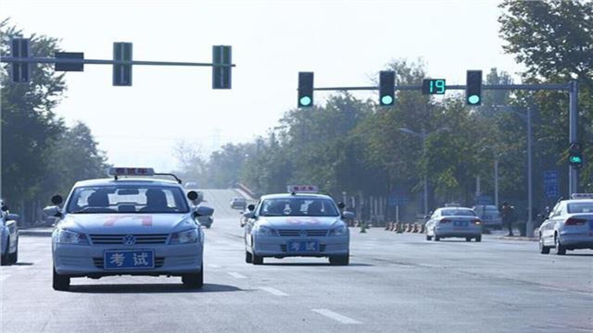 驾考科目三会车技巧,教你如何掌握会车要领!