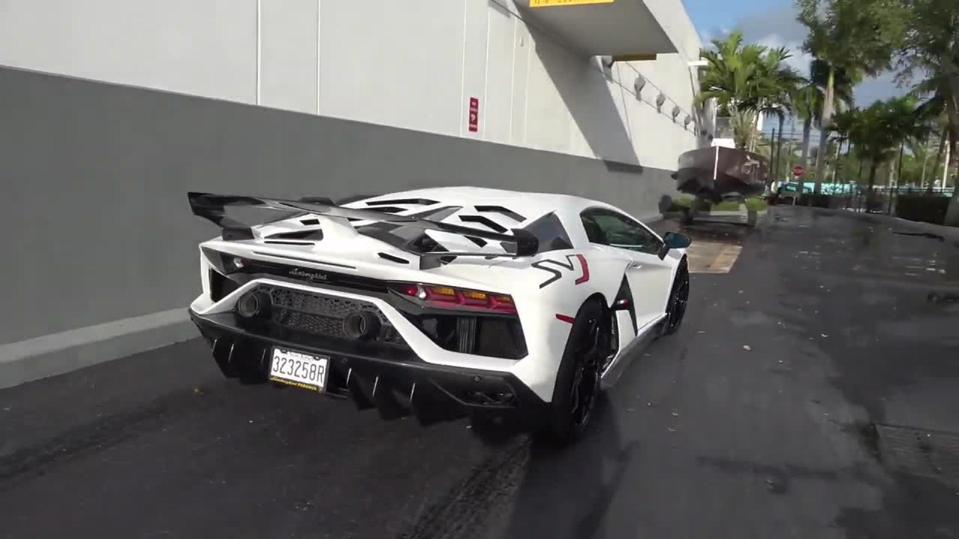 蘭博基尼aventador svj 盡展豪華跑車的典範