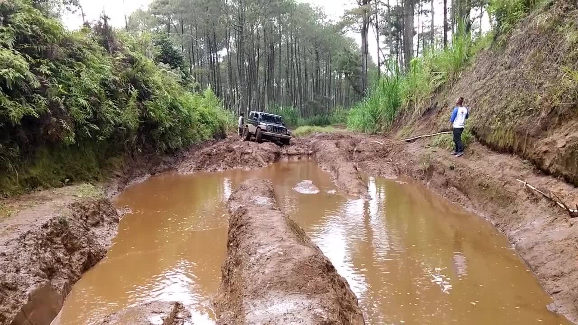 前面有个大泥坑开不过去,牧马人二话没说踩了油门