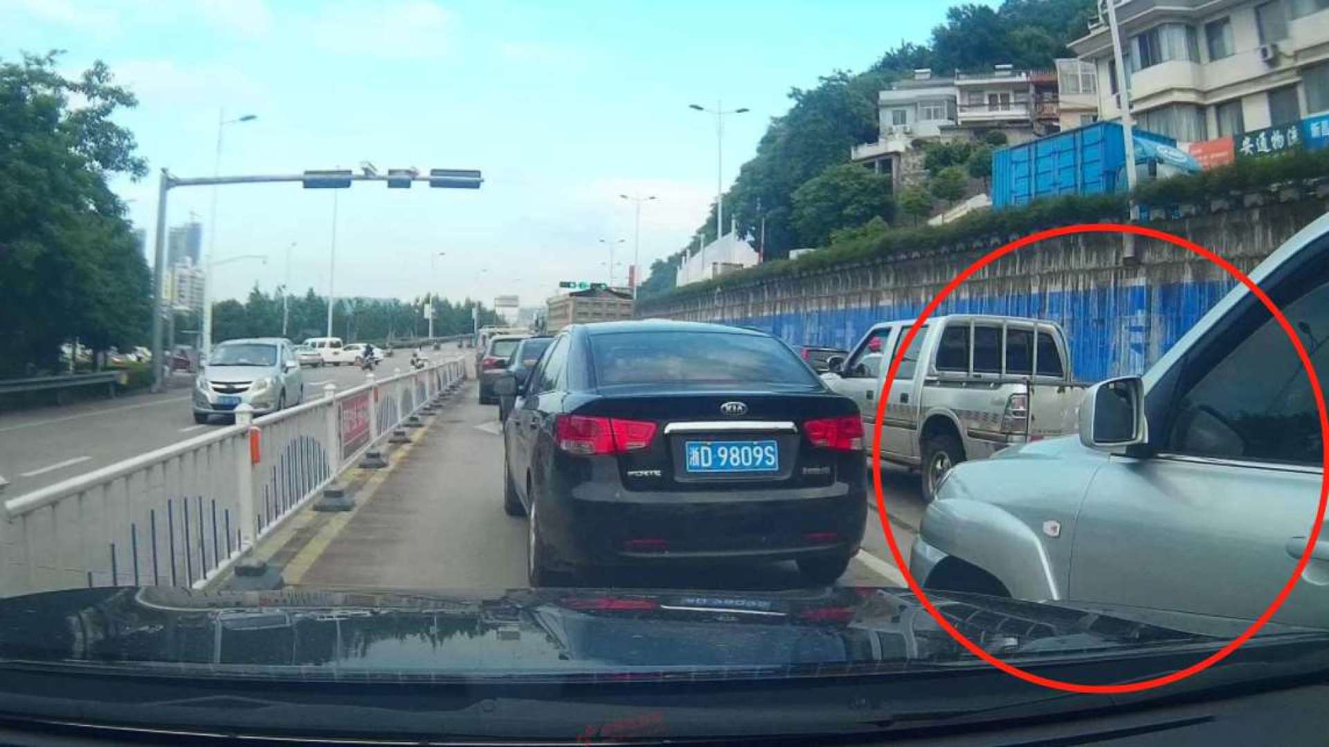 开车遇到并线加塞的,到底该怎么做?老司机支招,下次也试一下吧